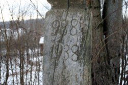 Kopyśno - krzyż drewniany ustawiony prawdopodobnie w 1938r. na pamiątkę 950-tej rocznicy Chrztu Rusi - daty na krzyżu